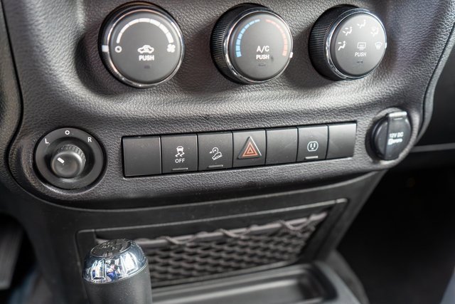 Used 2017 Jeep Wrangler Unlimited Rubicon w/ Connectivity Group image 29