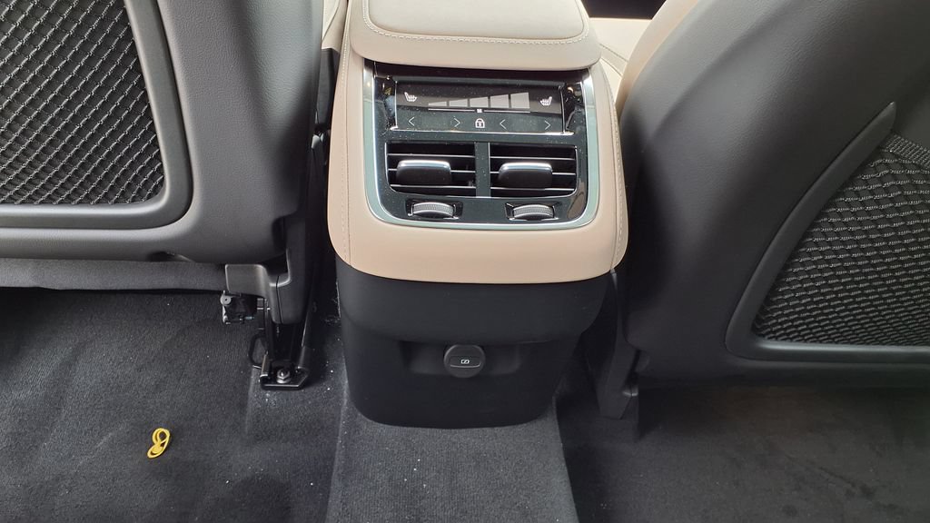 New 2026 Volvo XC90 B6 Plus w/ Protection Package Premier AWD/4WD image 18