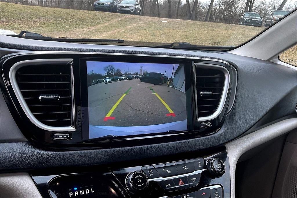 Used 2023 Chrysler Pacifica Touring-L image 13