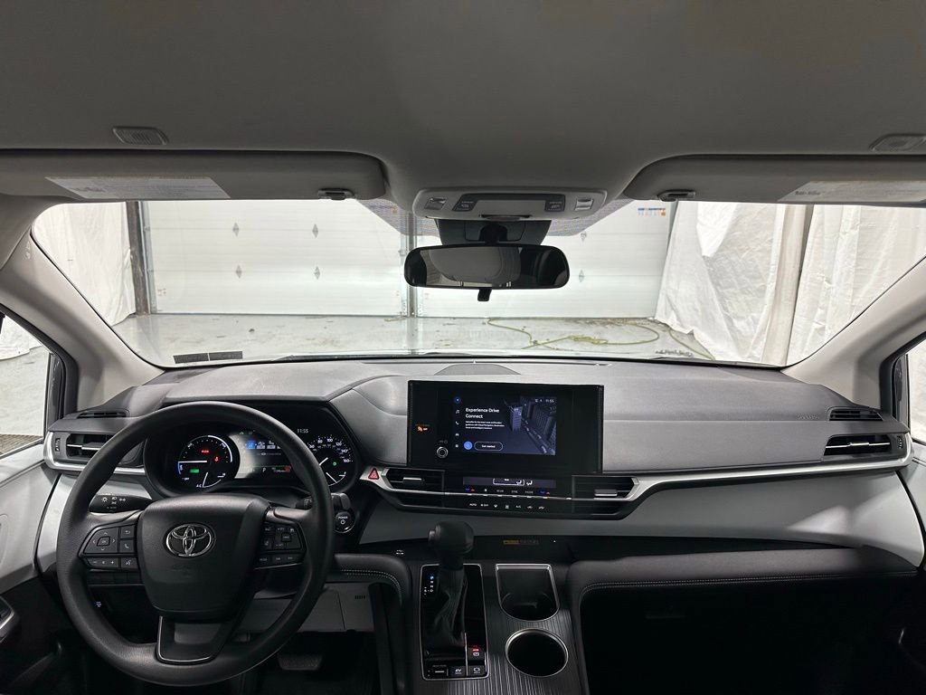 Used 2025 Toyota Sienna LE image 43