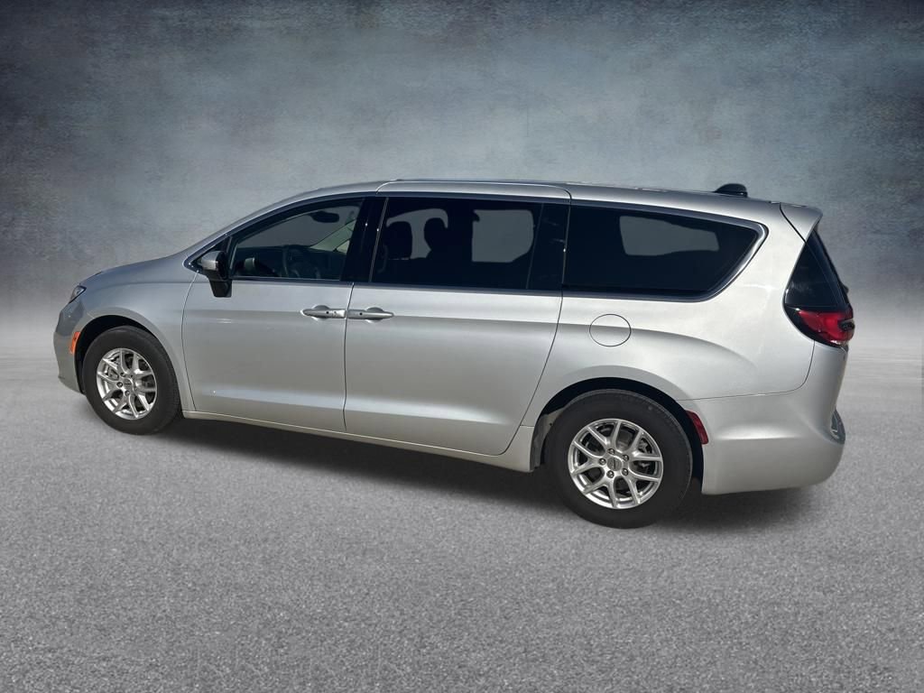 Used 2023 Chrysler Pacifica Touring-L video 3