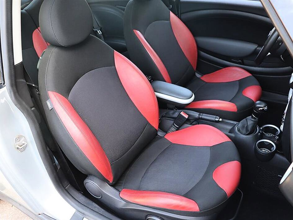 Used 2010 MINI Cooper Hardtop image 12