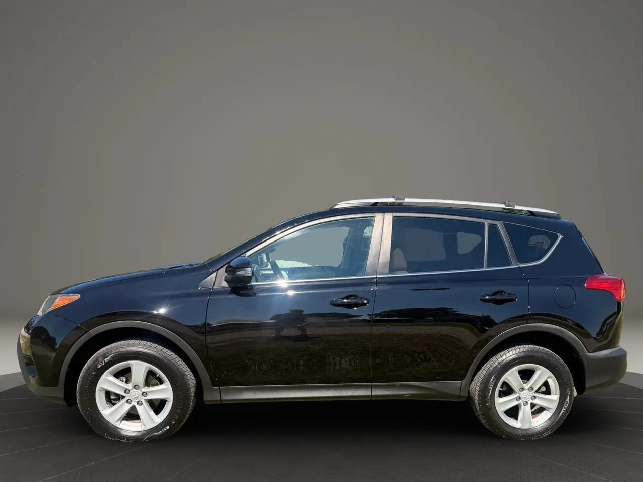 Used 2014 Toyota RAV4 XLE AWD/4WD image 2