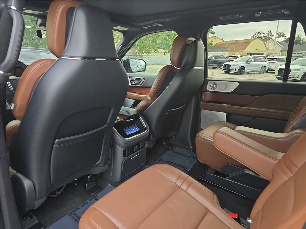 Used 2024 Lincoln Navigator Reserve image 16