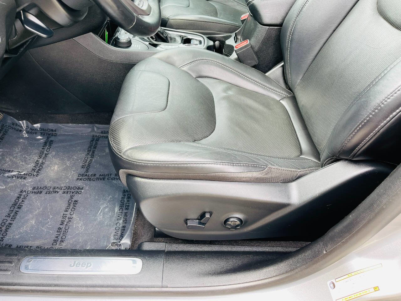 Used 2019 Jeep Cherokee Limited image 16