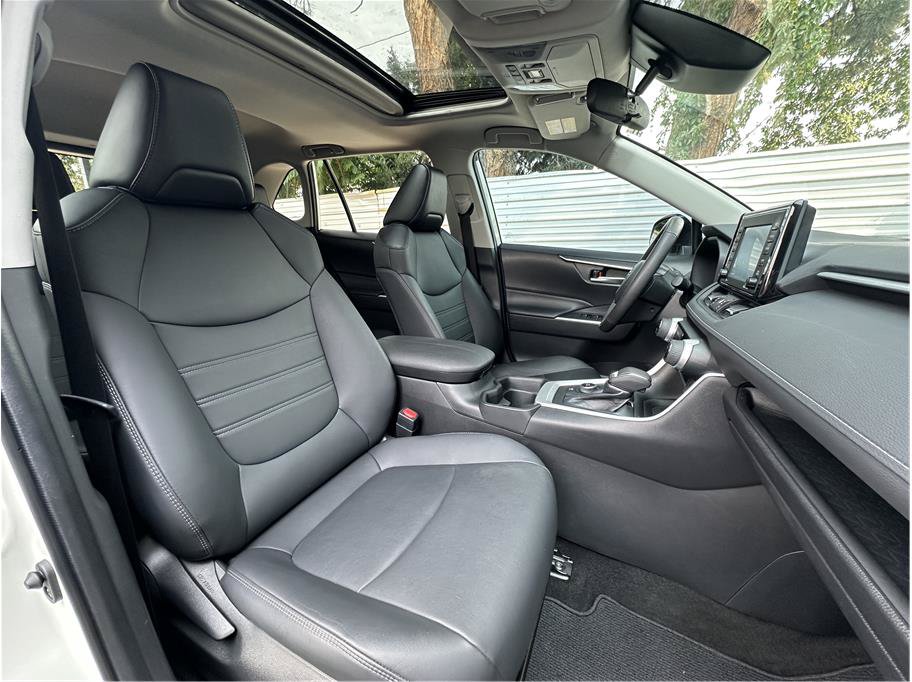 Used 2021 Toyota RAV4 XLE Premium AWD/4WD image 4
