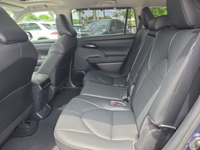 Used 2021 Toyota Highlander XLE AWD/4WD image 22