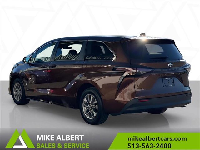 Used 2024 Toyota Sienna LE image 6