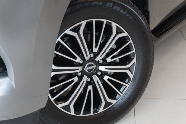 Used 2025 Nissan Armada SL AWD/4WD image 2