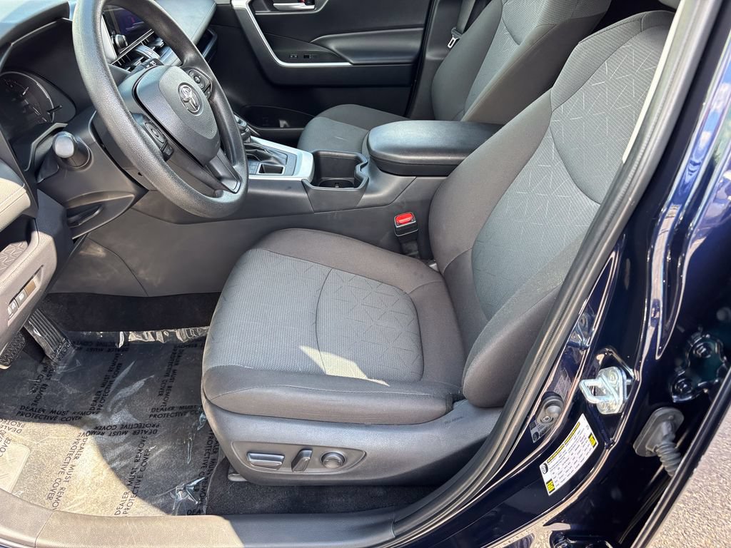Used 2025 Toyota RAV4 XLE AWD/4WD image 17