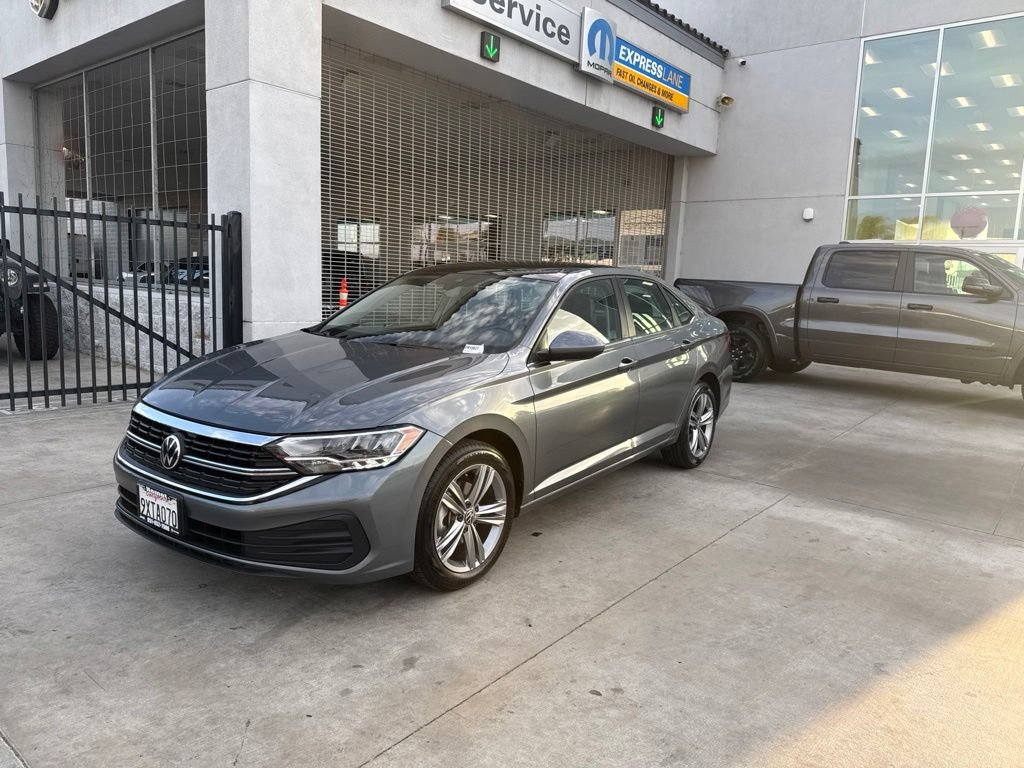 Used 2024 Volkswagen Jetta SE FWD image 4