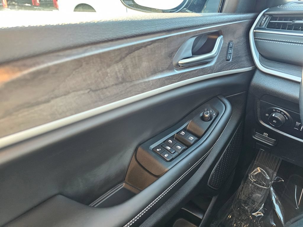New 2025 Jeep Grand Cherokee L Limited w/ Black Appearance Package AWD/4WD image 27