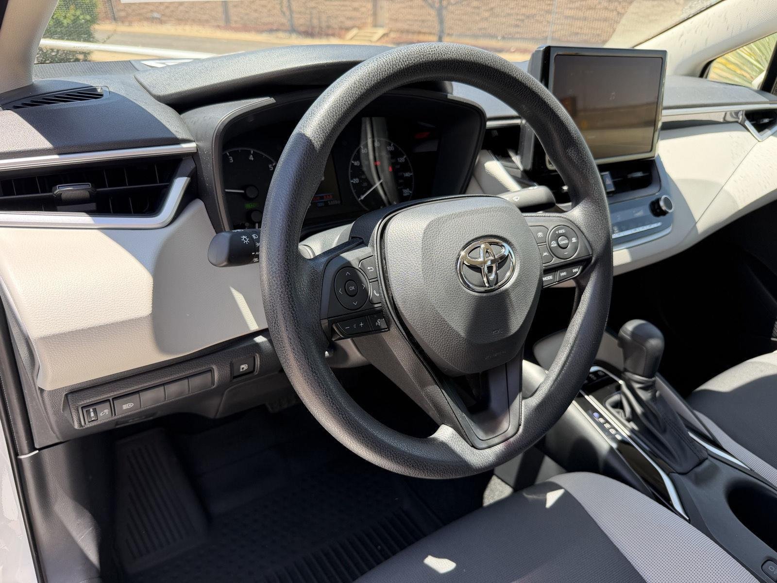 Used 2025 Toyota Corolla LE FWD image 31