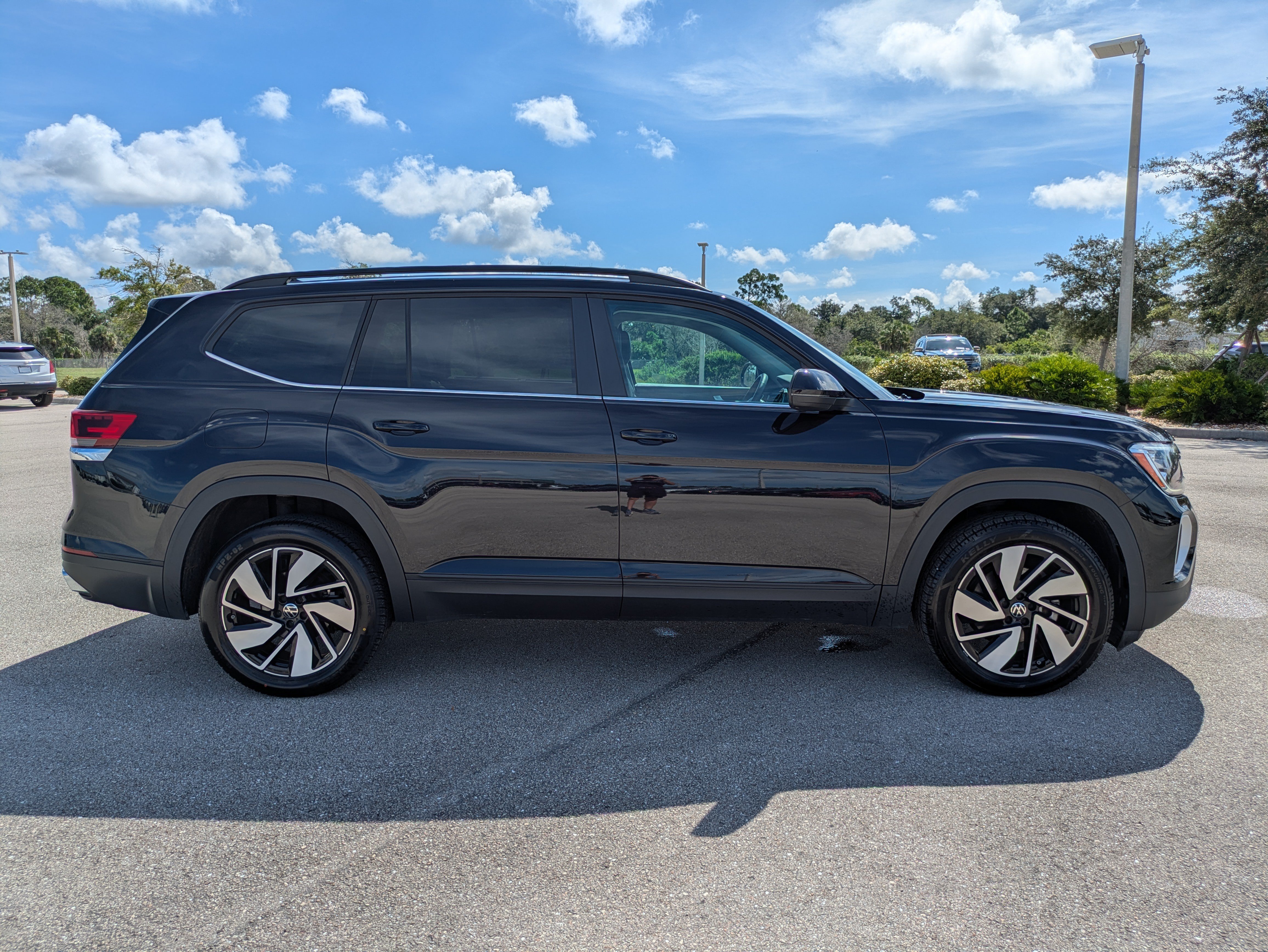 Used 2025 Volkswagen Atlas SE AWD/4WD image 3