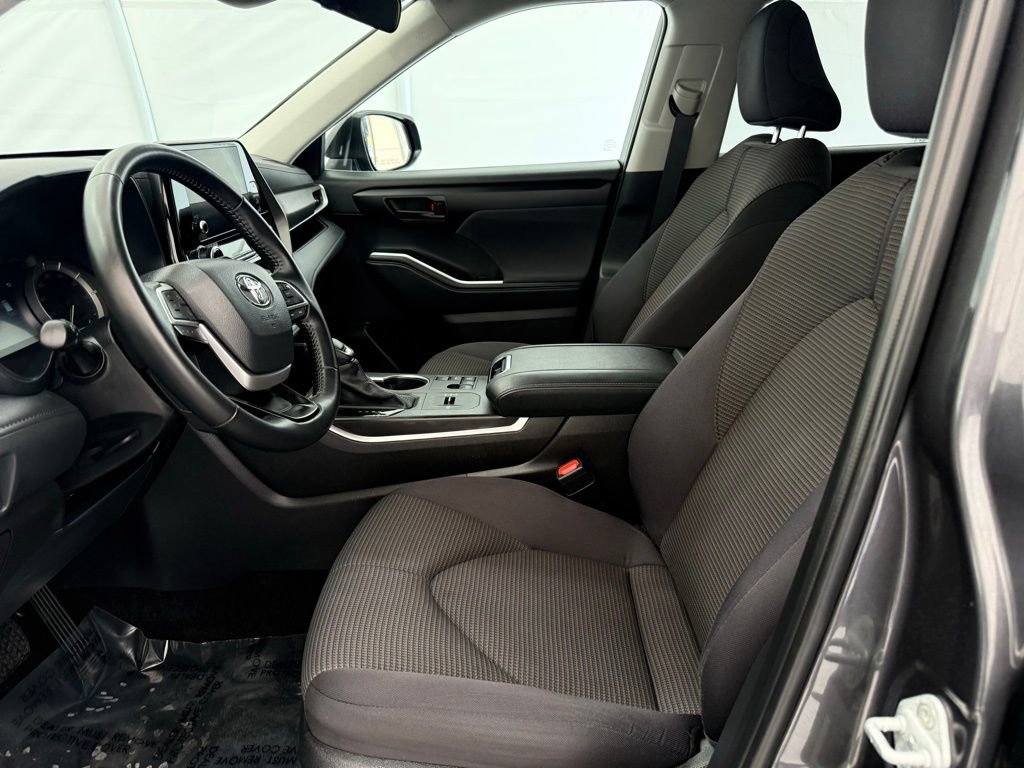 Used 2025 Toyota Highlander LE image 12