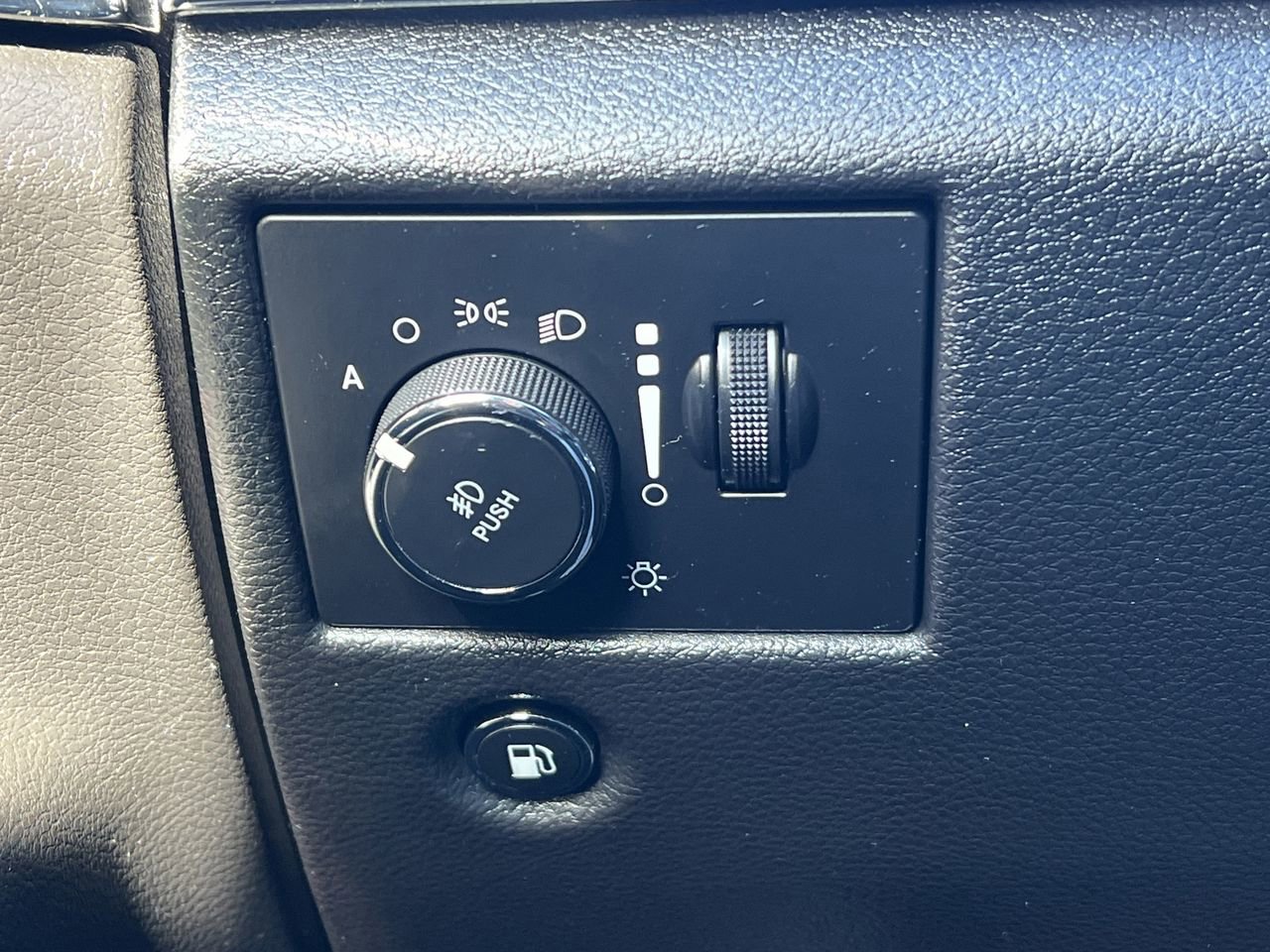 Used 2020 Jeep Grand Cherokee Limited image 17