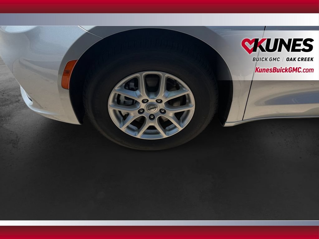 Used 2023 Chrysler Pacifica Touring-L FWD image 13