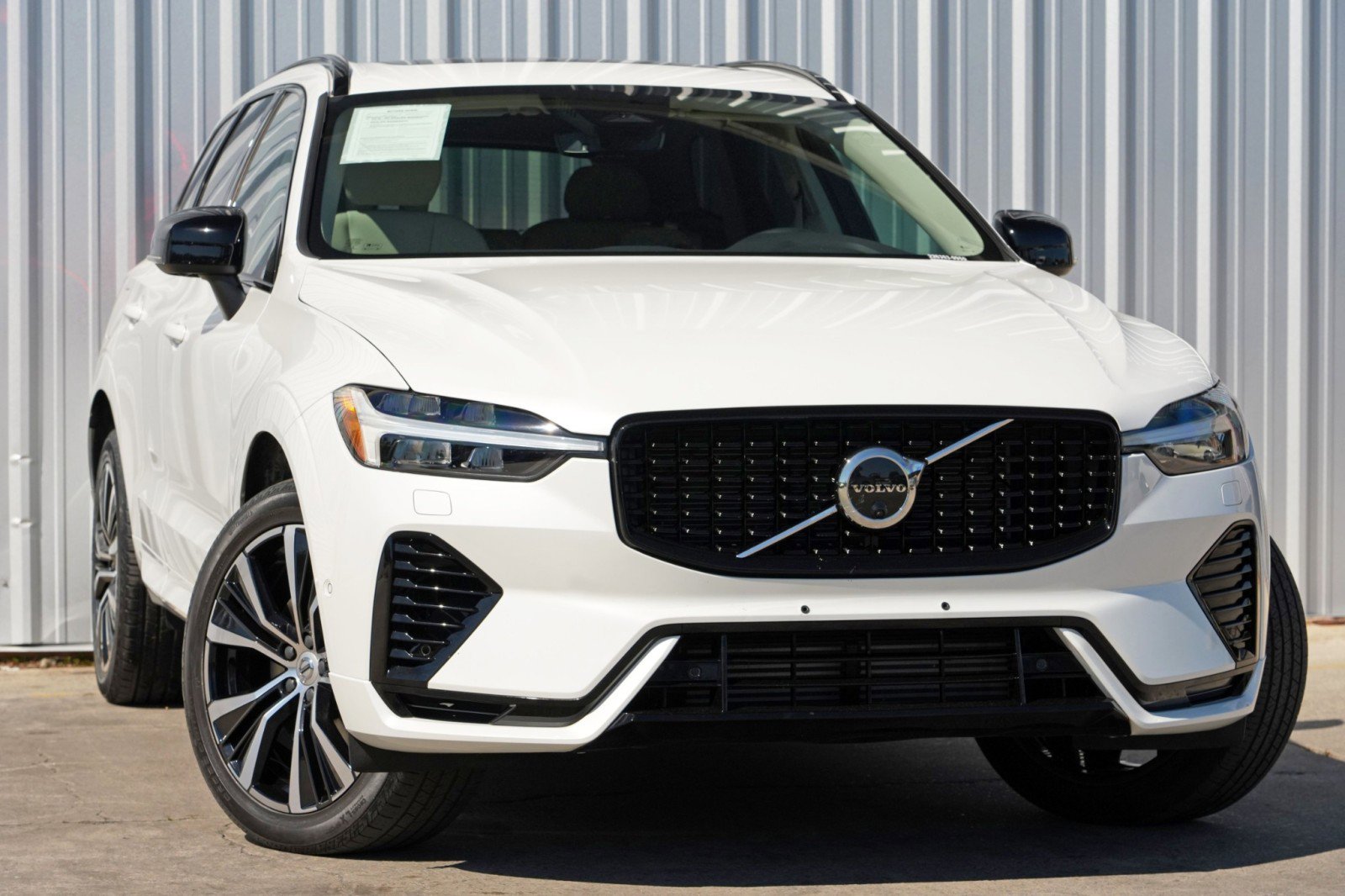 Used 2023 Volvo XC60 T8 Plus w/ Climate Package AWD/4WD image 4