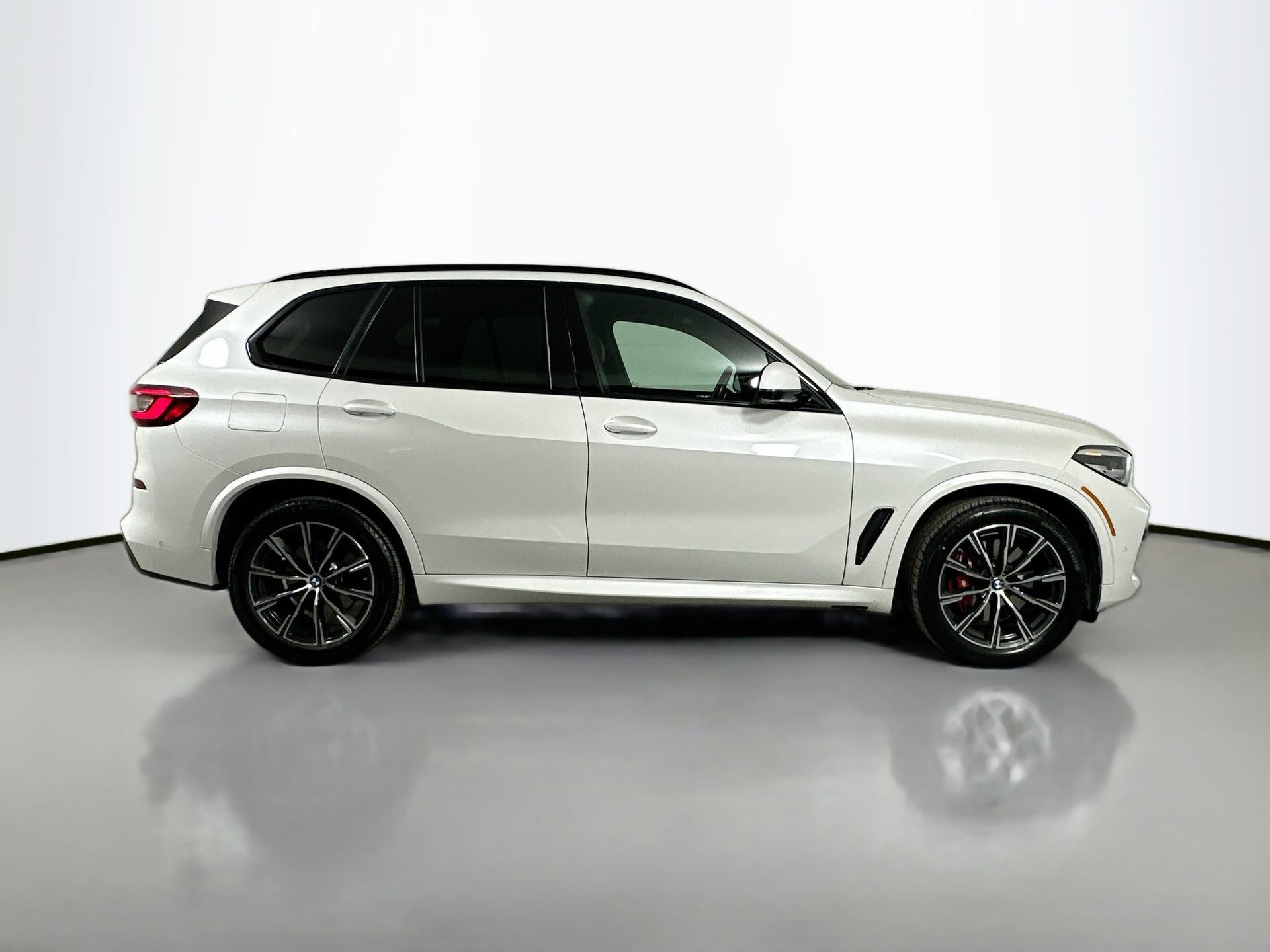 Used 2023 BMW X5 xDrive40i w/ M Sport Package image 5