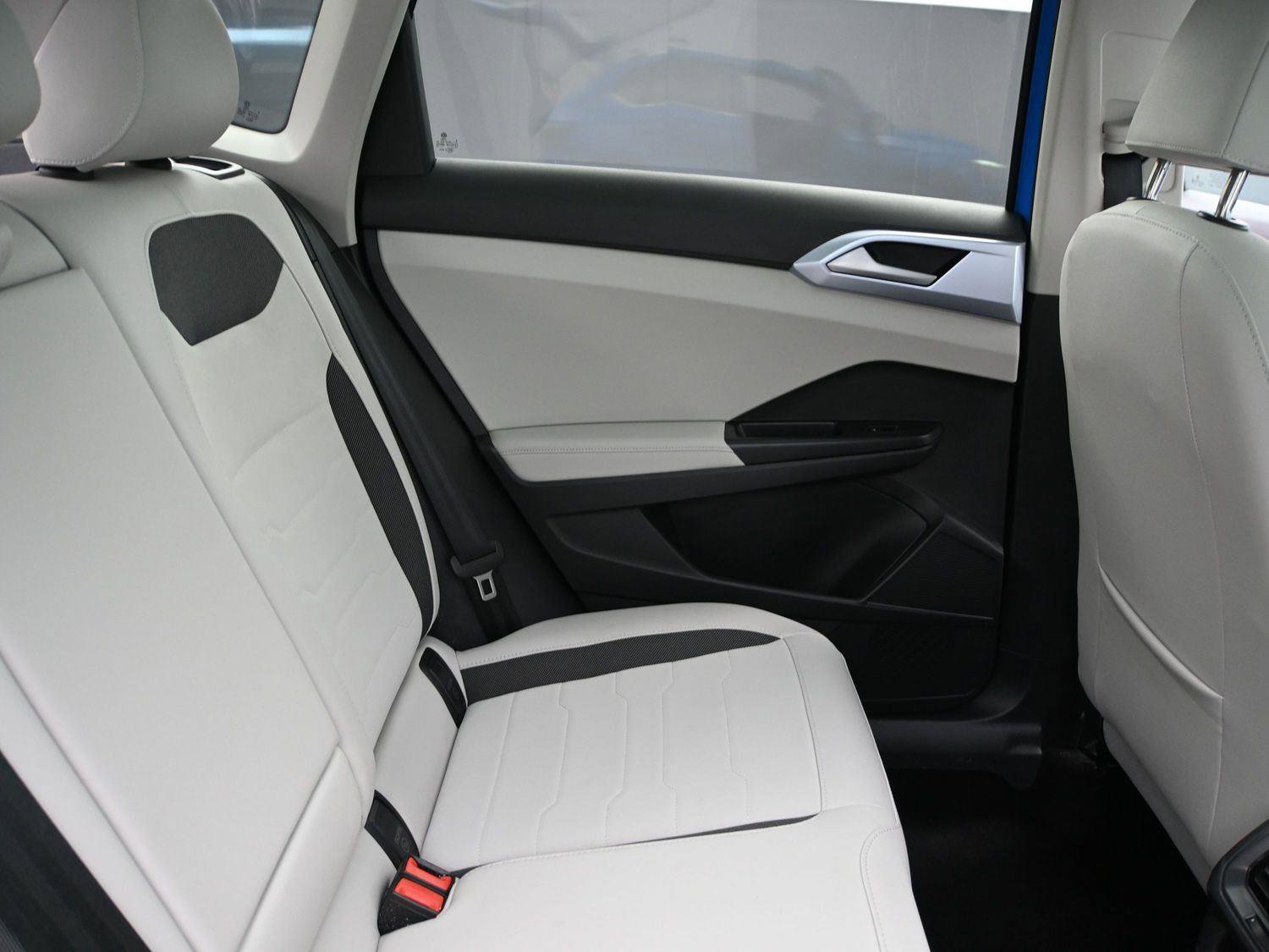 Certified 2025 Volkswagen Taos SE w/ Panoramic Sunroof Package AWD/4WD image 21