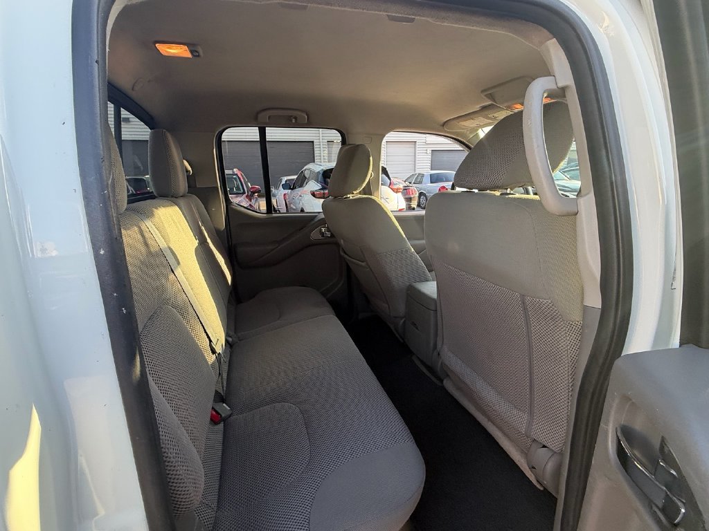 Used 2015 Nissan Frontier SV RWD image 16