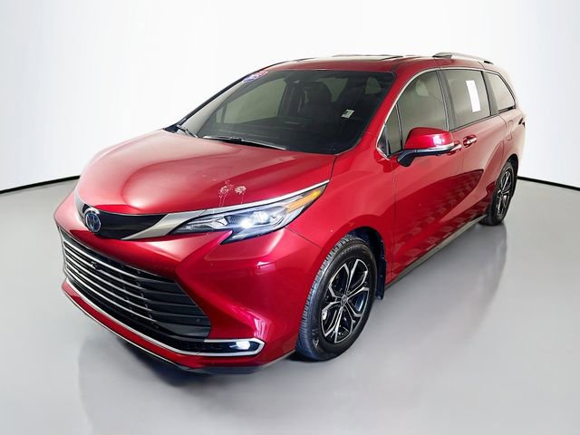 Used 2025 Toyota Sienna Platinum image 3