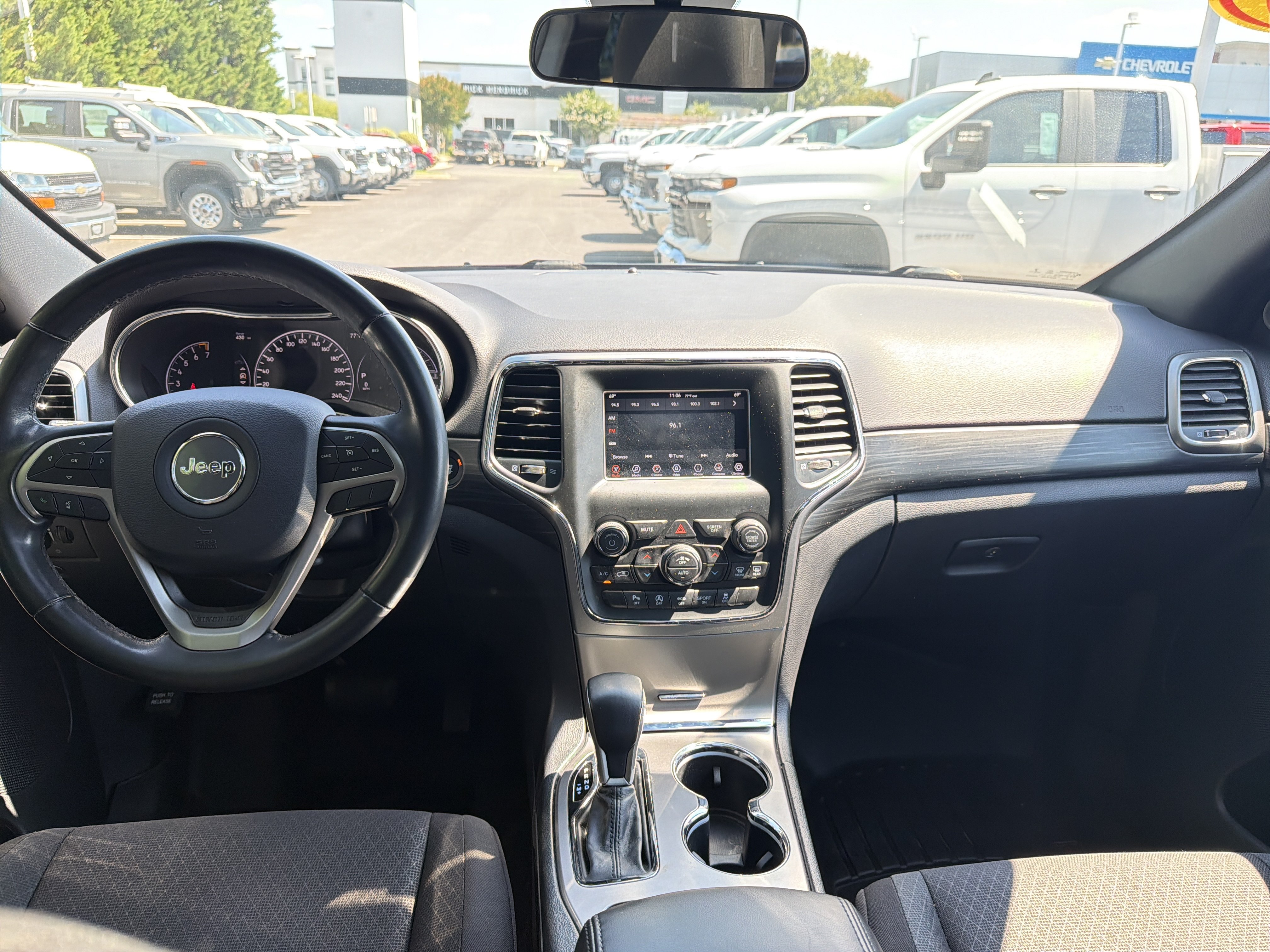 Used 2020 Jeep Grand Cherokee Laredo AWD/4WD image 30