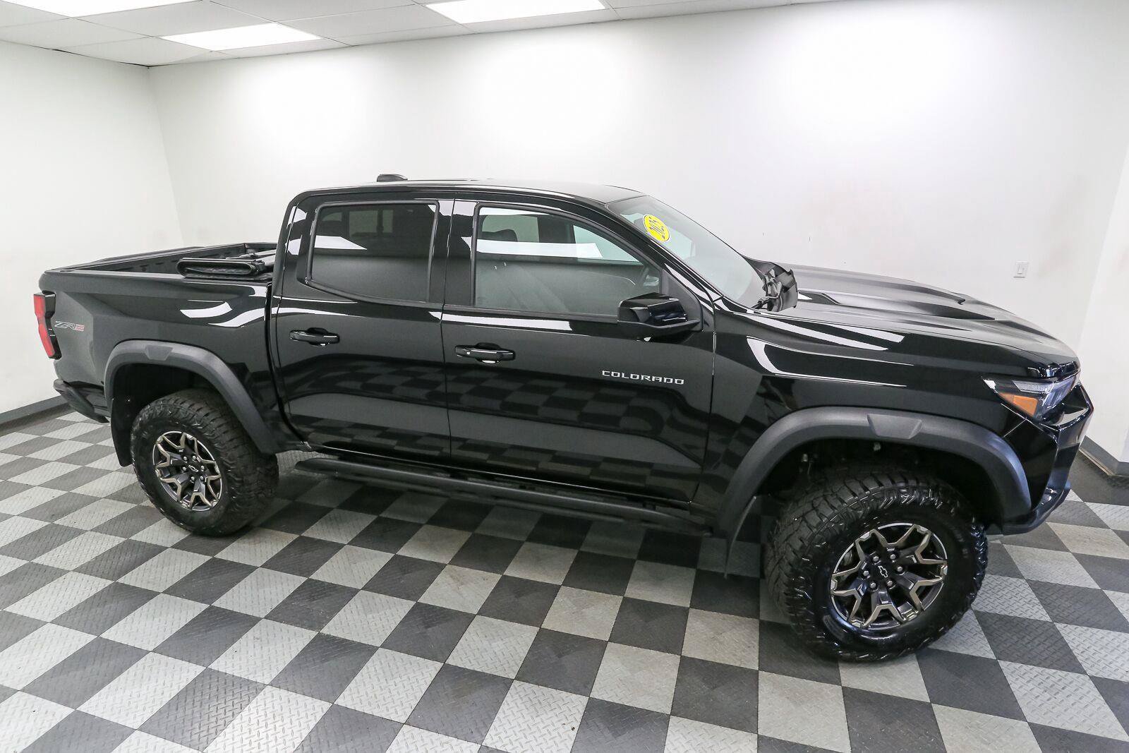 Used 2025 Chevrolet Colorado ZR2 w/ Technology Package AWD/4WD image 5