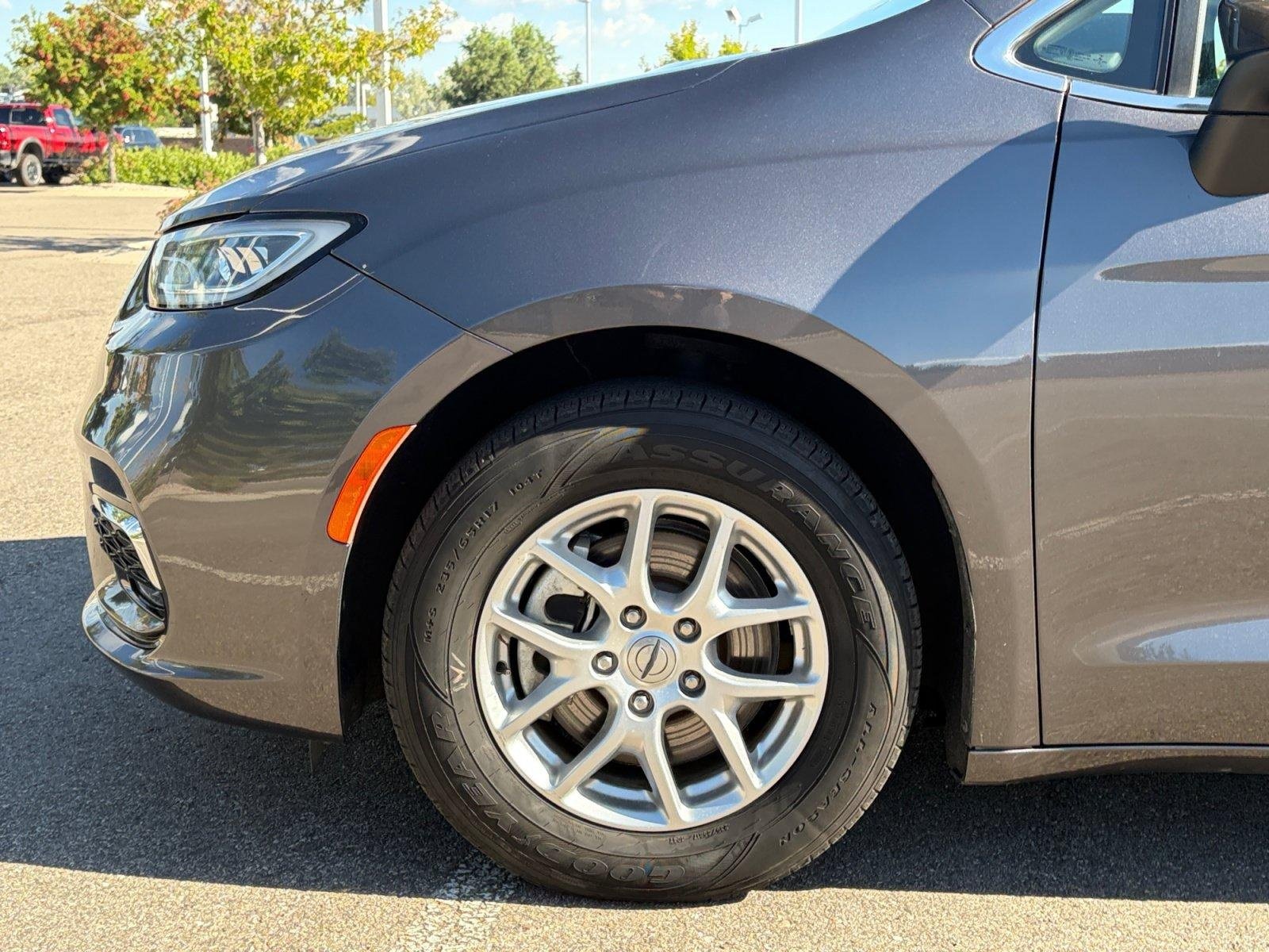 Used 2023 Chrysler Pacifica Touring-L FWD image 11