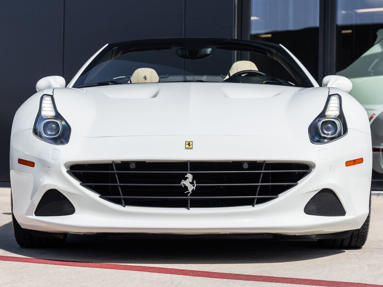 Used 2015 Ferrari California T RWD image 4