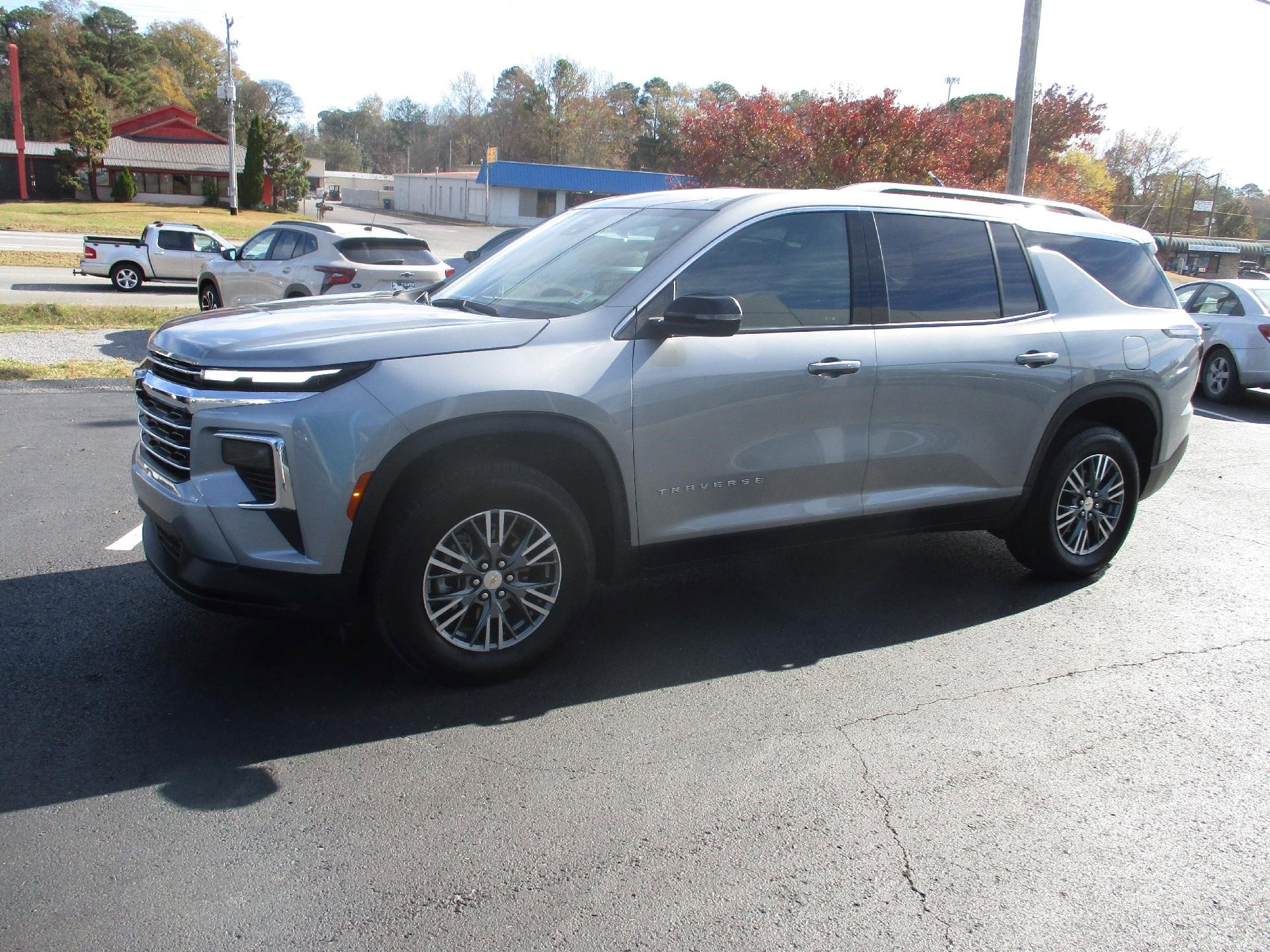 Used 2025 Chevrolet Traverse LT image 8