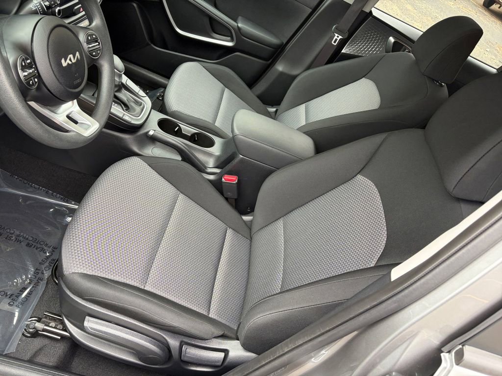 Used 2025 Kia Soul LX w/ LX Technology Package FWD image 15