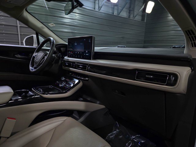 Used 2021 Lincoln Nautilus Reserve image 12