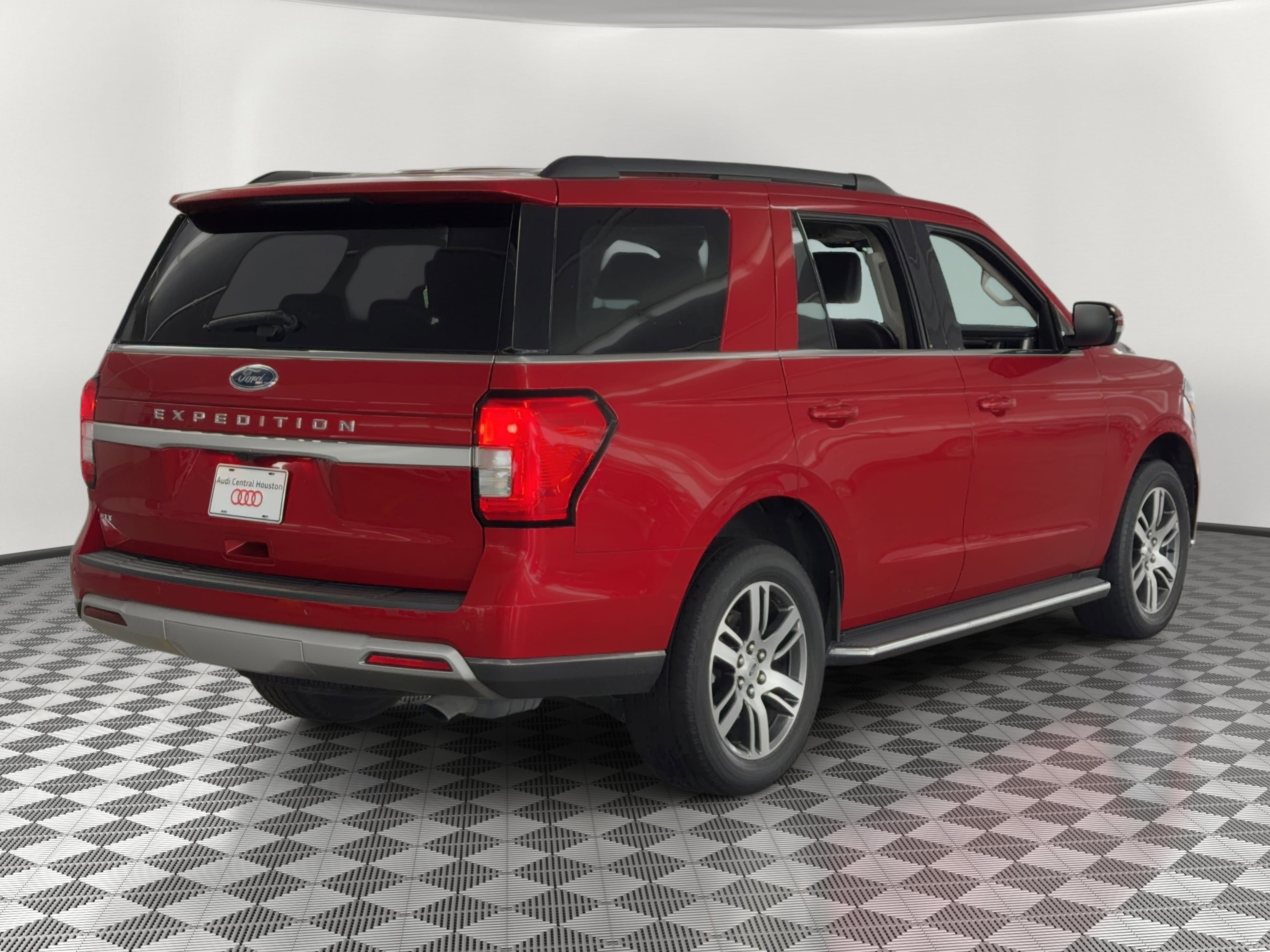 Used 2022 Ford Expedition XLT RWD image 9