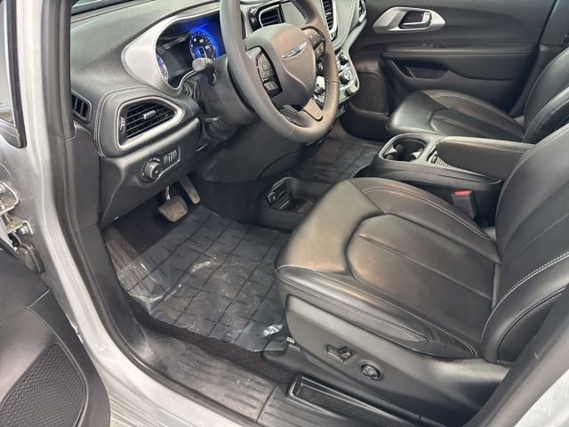 Used 2023 Chrysler Pacifica Touring-L w/ S Appearance Package image 15