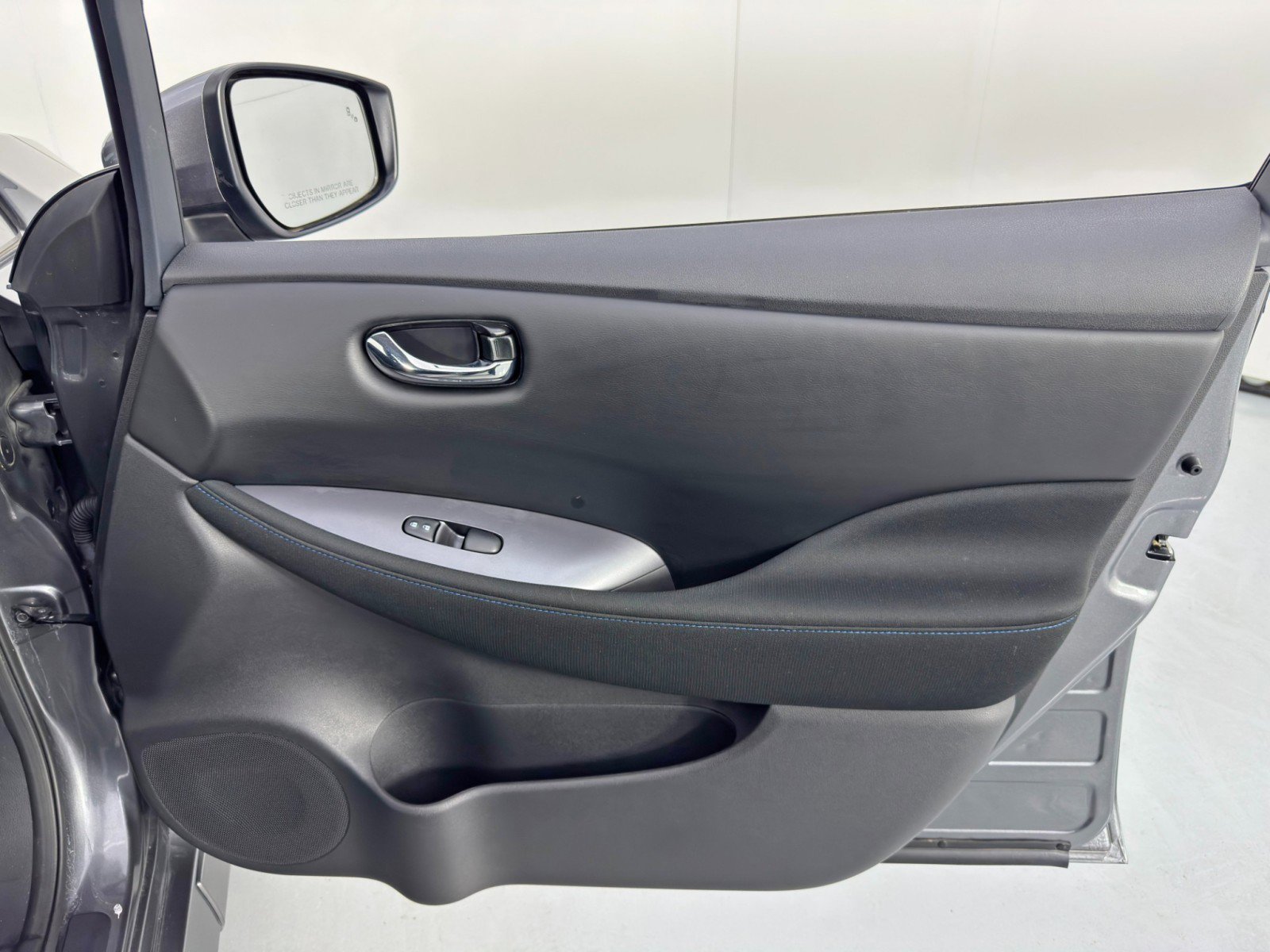 Used 2025 Nissan Leaf S image 35