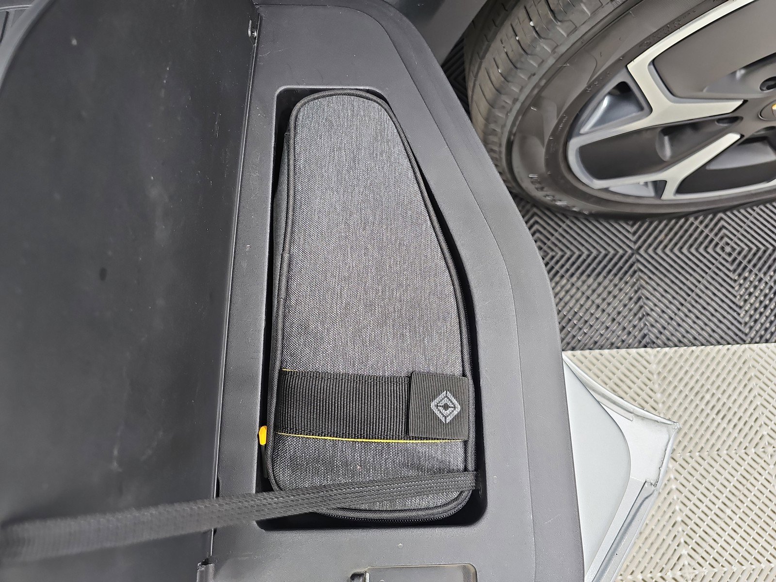 Used 2023 Rivian R1T Adventure image 32