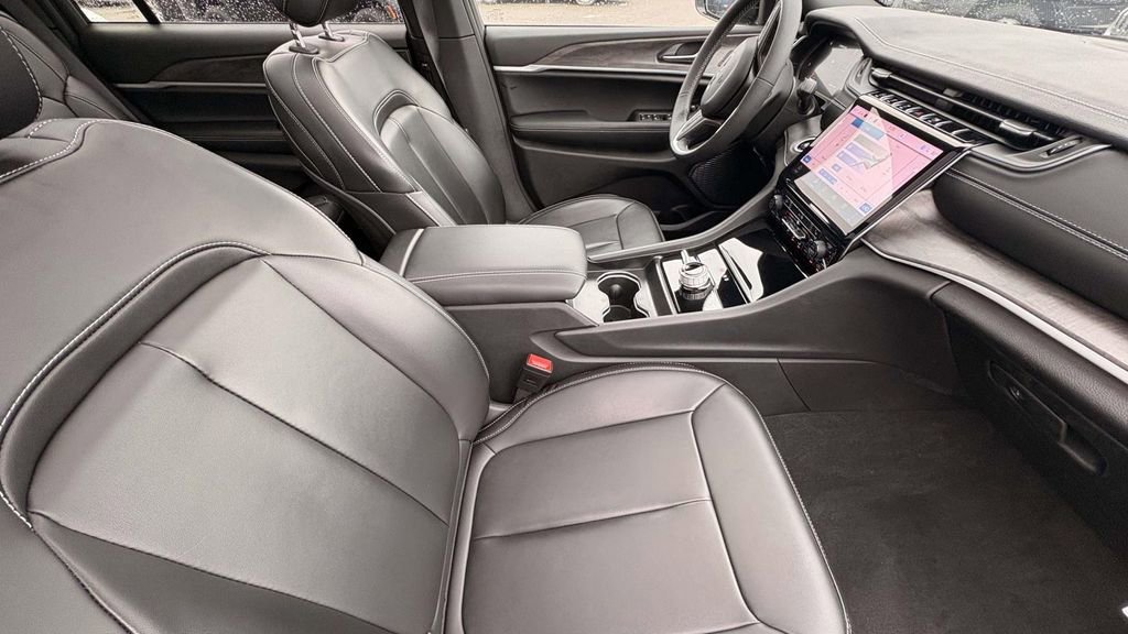 New 2025 Jeep Grand Cherokee L Limited w/ Black Appearance Package AWD/4WD image 11