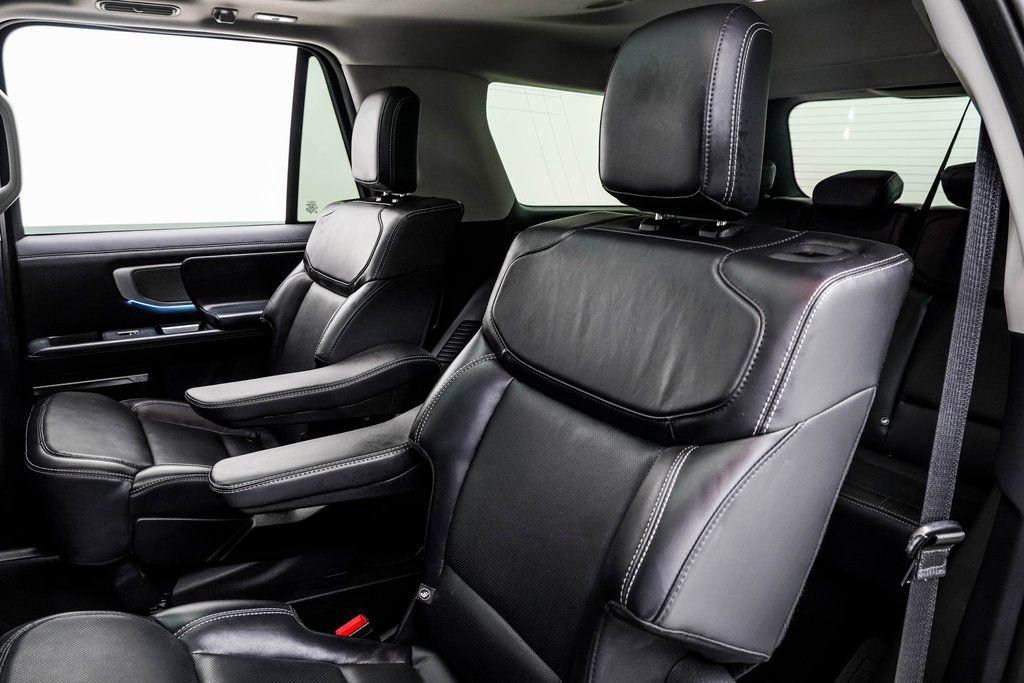 Used 2025 Ford Expedition Platinum image 39