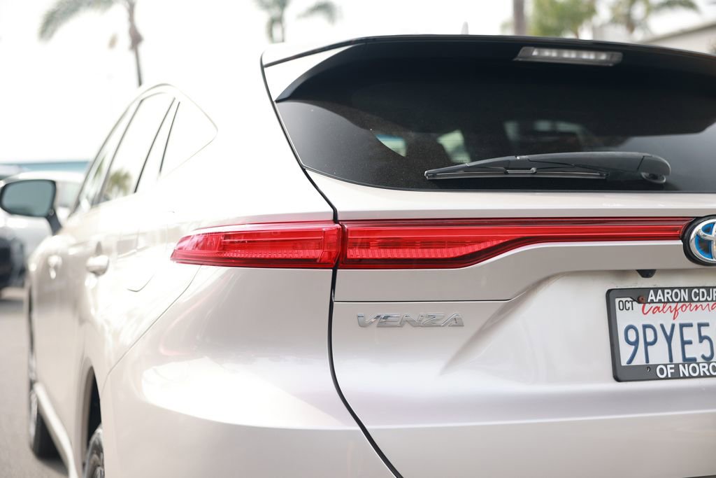 Used 2021 Toyota Venza LE w/ Carpet Mat Package (TMS) image 13