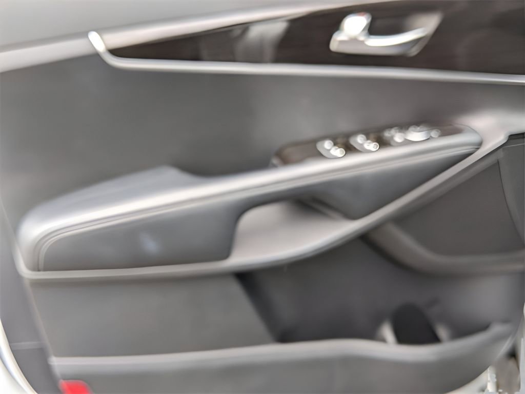 Used 2020 Kia Sorento LX image 13