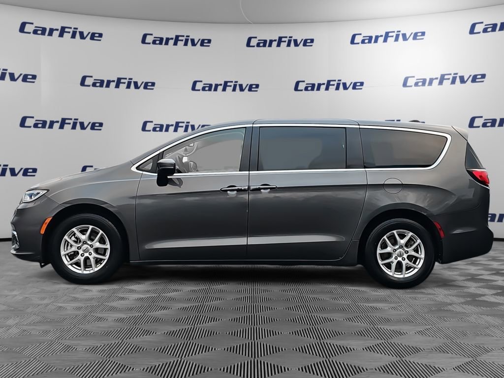 Used 2023 Chrysler Pacifica Touring-L image 2