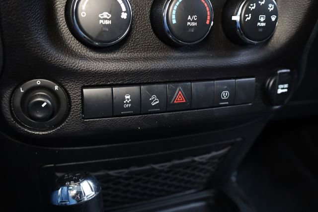 Used 2018 Jeep Wrangler Unlimited Rubicon w/ Connectivity Group AWD/4WD image 22