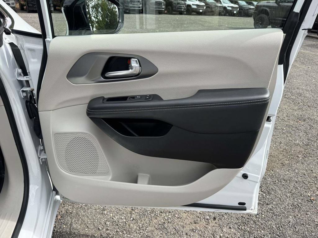 Used 2024 Chrysler Pacifica Limited FWD image 8