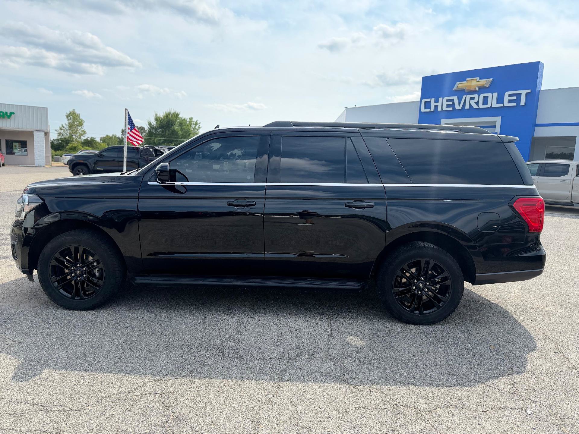 Used 2024 Ford Expedition Max XLT AWD/4WD image 2