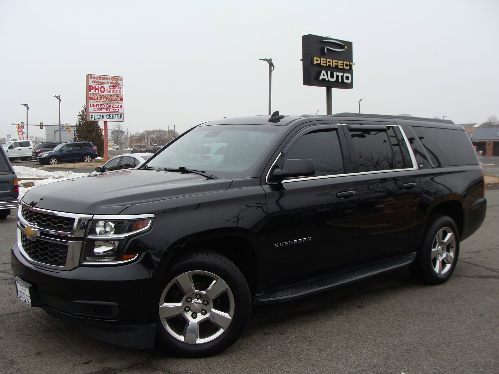 Used 2016 Chevrolet Suburban LT image 3
