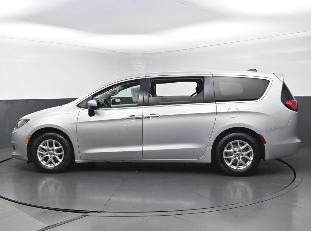 Used 2022 Chrysler Voyager LX FWD image 11