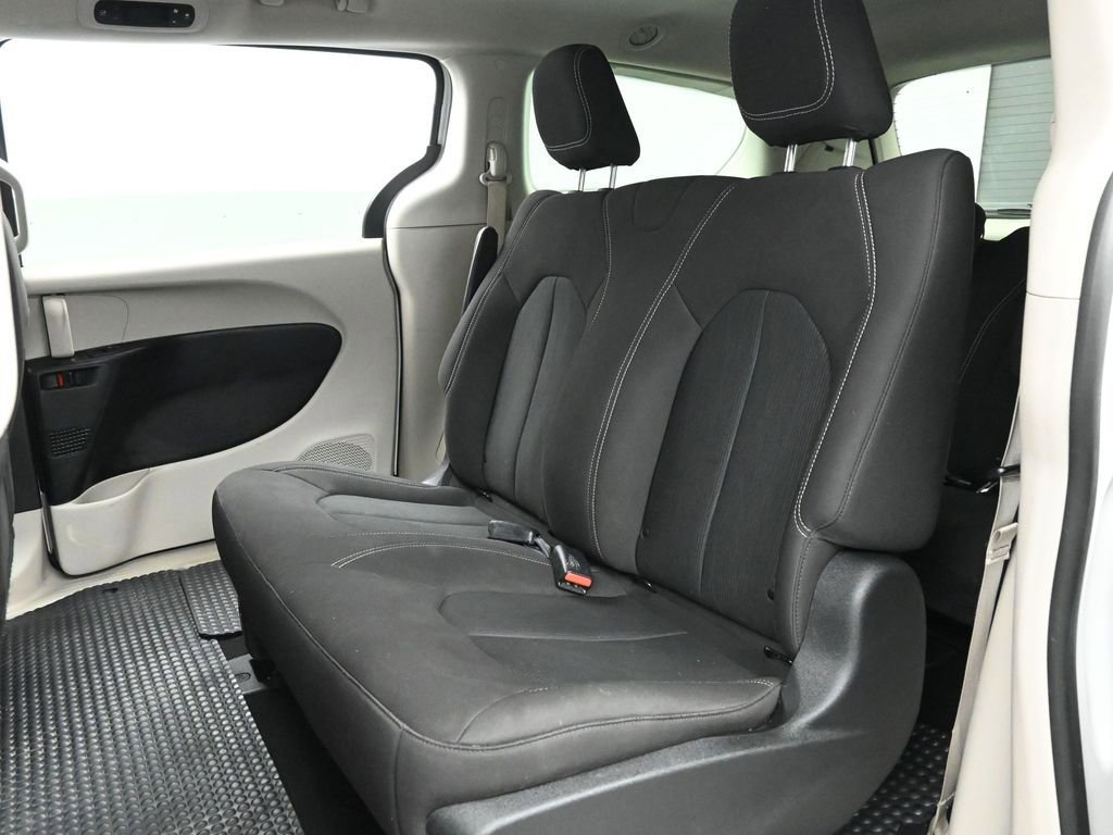 Used 2021 Chrysler Voyager L image 15