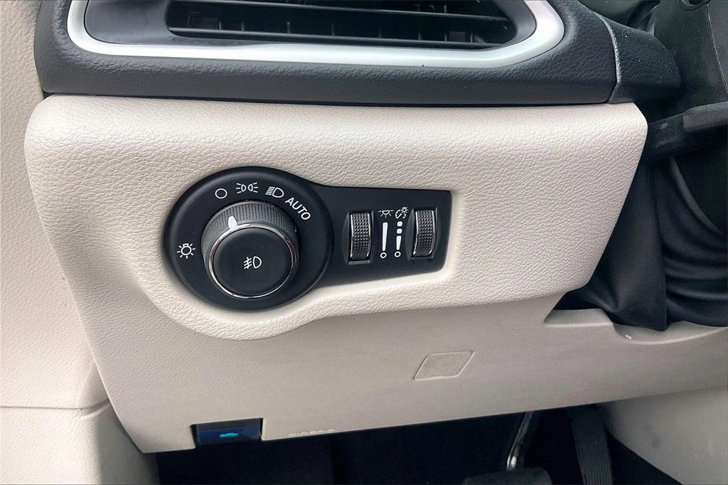 Used 2024 Chrysler Pacifica Touring-L image 23