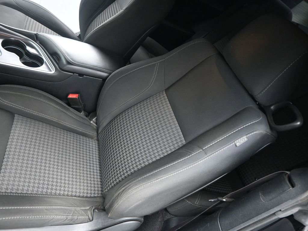 Used 2016 Dodge Challenger R/T RWD image 9